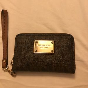 Michael kors small wristlet in great condition!!
